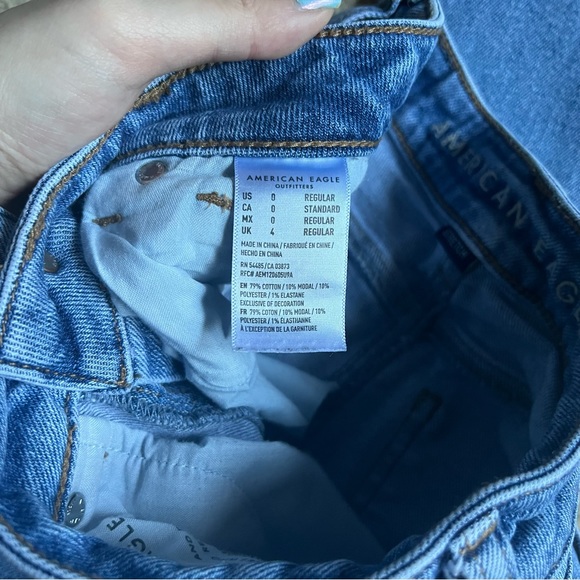 Light Wash Mom Jeans - Picture 6 of 6